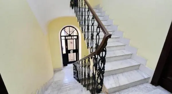 Konukevi Shine House 4*