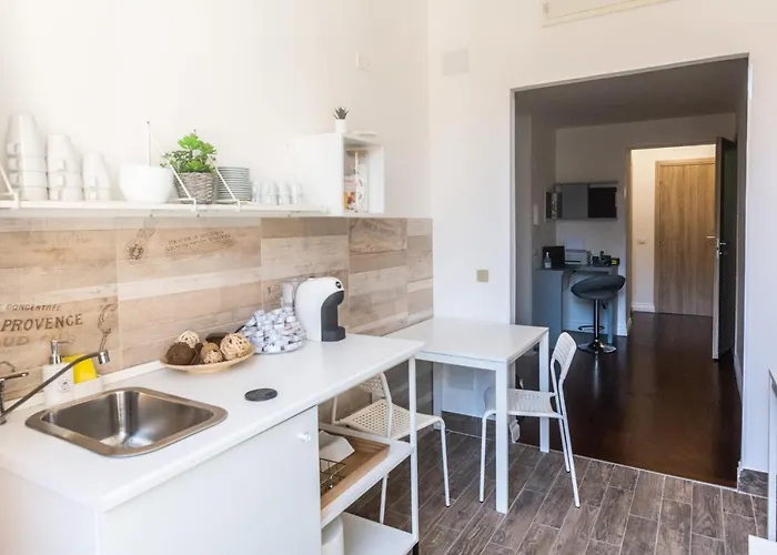 Shine House 4* Roma
